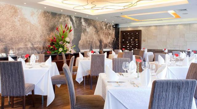 Otro restaurante ubicado dentro de un hotel es El Olivar, que forma parte del Sonesta Hotel El Olivar, y se encuentran plato de cocina internacional y peruana. El costo referencial por persona llega a S/ 80.