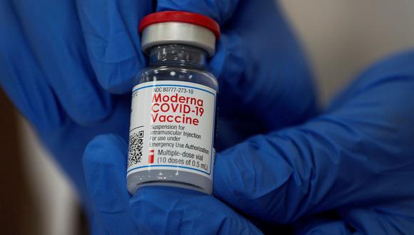 Un empleado muestra la vacuna contra el coronavirus de Moderna (COVID-19) en el hospital Long Island Jewish Valley Stream de Northwell Health en Nueva York, Estados Unidos, el 21 de diciembre de 2020. (REUTERS/Eduardo Muñoz).