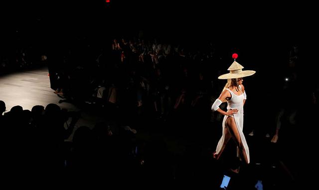 Foto 12 | Al desfile asistieron, entre otros, la actriz española Macarena García, la "influencer" Aida Domenech, conocida como Dulceida, y Yolanda Hadid, estrella de la televisión estadounidense y madre de las modelos Gigi y Bella Hadid.