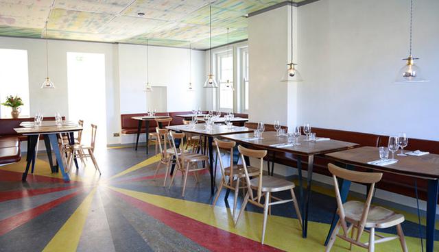 FOTO 2 | Londres: The Marksman. Piense en un exclusivo y moderno pub que combina la cocina de temporada de Londres. Habitación chic. (Foto: marksmanpublichouse)