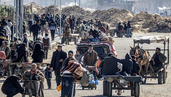 Palestinos desplazados huyen de Jan Yunis, en el sur de la Franja de Gaza, el 30 de enero de 2024, en medio del conflicto en curso entre Israel y el grupo militante palestino Hamás. (Foto de Mahmud Hams / AFP)