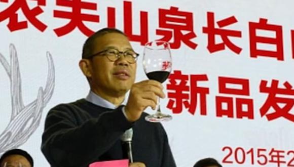 Zhong Shanshan, un exobrero de la construcción de 66 años, desplazó  al emblemático Jack Ma, pionero del comercio en línea en China. (Captura de video).