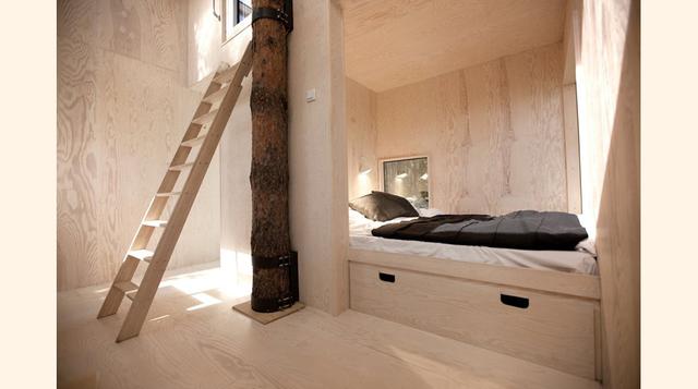 Interior de The Mirrorcube, con una habitación doble.