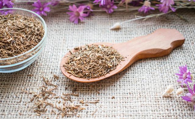 Probá con los remedios naturales
Lo desconocido como tal resulta poco atractivo y más si nos encontramos frente a una situación en la que vamos a ser evaluados. No obstante, en este caso, no perdés nada con probar tomar algunos remedios naturales, que no solo te calmarán, sino que te harán dejar los nervios de lado. Entre las más utilizadas están las plantas medicinales, tales como la valeriana, la pasiflora o la tila están.  (Foto: Freepik)