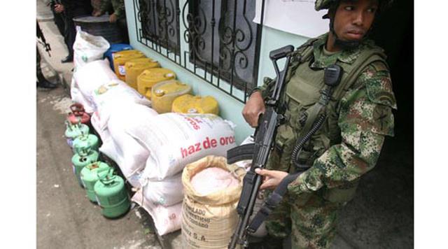 Palmira, Colombia. Homicidios: 114. Población: 302.727. Tasa de homicidios: 37.66. En la imagen: un soldado hace guardia junto a 700 kilos de explosivos que secuestró el ejército durante un operativo cerca de Palmira.