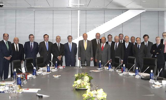 Junto al rey Juan Carlo en una reunión del Consejo Empresarial de la Competitividad de España. (Expansión)