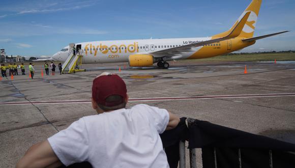 Flybondi señaló que la falta de autorización para girar pagos al exterior para servicios la obligan a dejar dos aviones en tierra, ya que “el incumplimiento de los pagos impacta en el arrendamiento de las aeronaves y en la operación”.