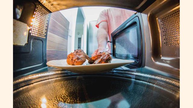 FOTO 6 | Percy Spencer no sólo era el director de una fábrica de magnetrones para radares (un dispositivo para transformar la energía), sino también un amante del chocolate.Un día que pasó junto a un magnetrón en funcionamiento, descubrió que la barra de 