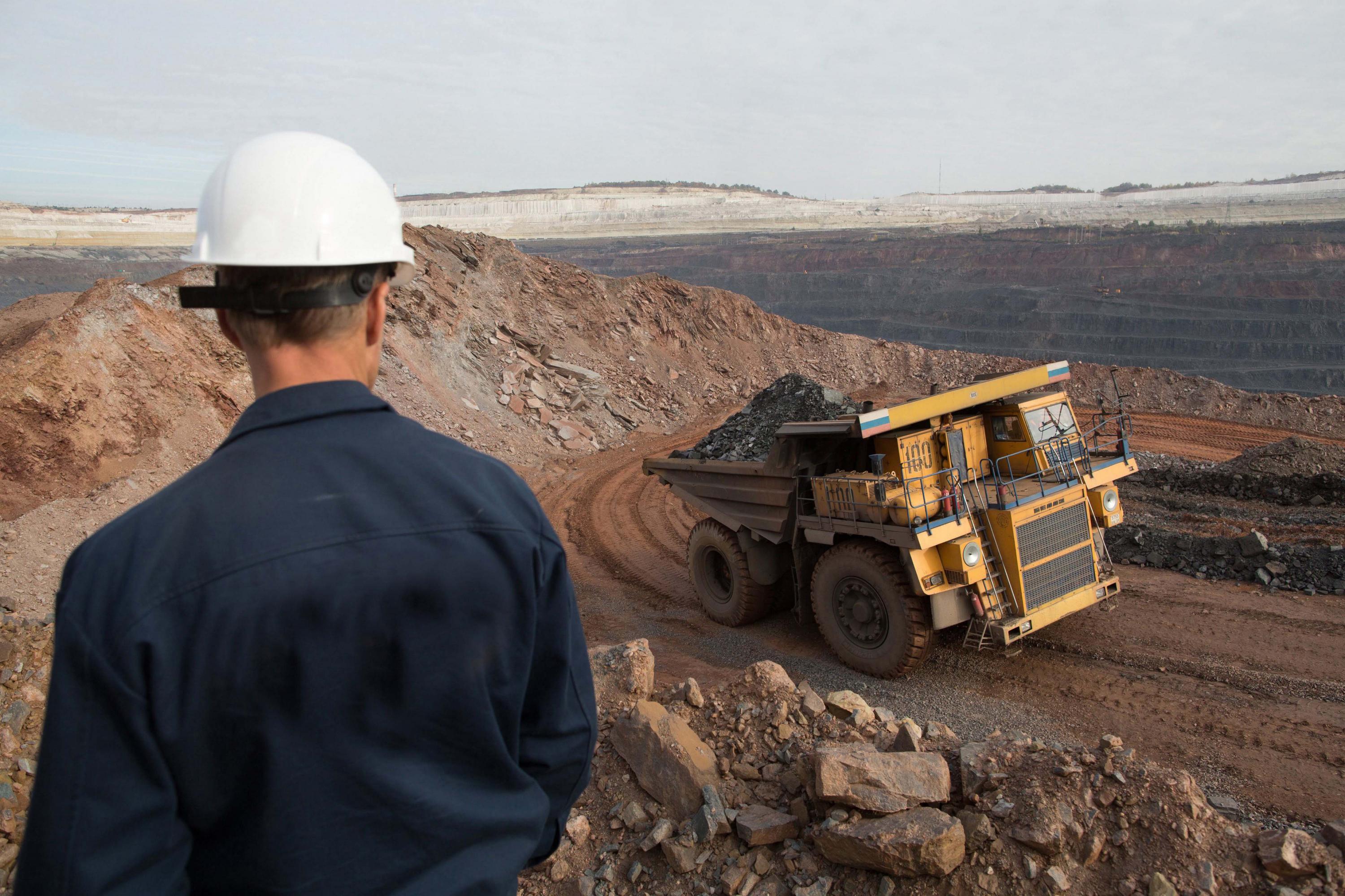 | Los proyectos de inversión minera suman US$ 15,000 millones. Estos incluyen a: Michiquillay por US$ 2,500 millones; la ampliación de Toquepala por US$ 1,200 millones; la ampliación de Marcona por US$ 1,300 millones; la ampliación de Toromocho porUS