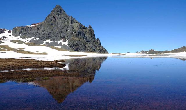 Esta es la cordillera que hace frontera entre España y Francia. Una foto de la belleza natural de los Pirineos.