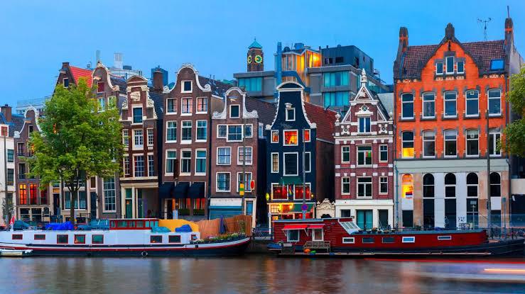 Más allá del divorcio entre el Reino Unido y la UE, Países Bajos también sigue siendo una elección atractiva para las empresas extranjeras, especialmente por sus incentivos fiscales y la presencia de mano de obra cualificada y bilingüe.