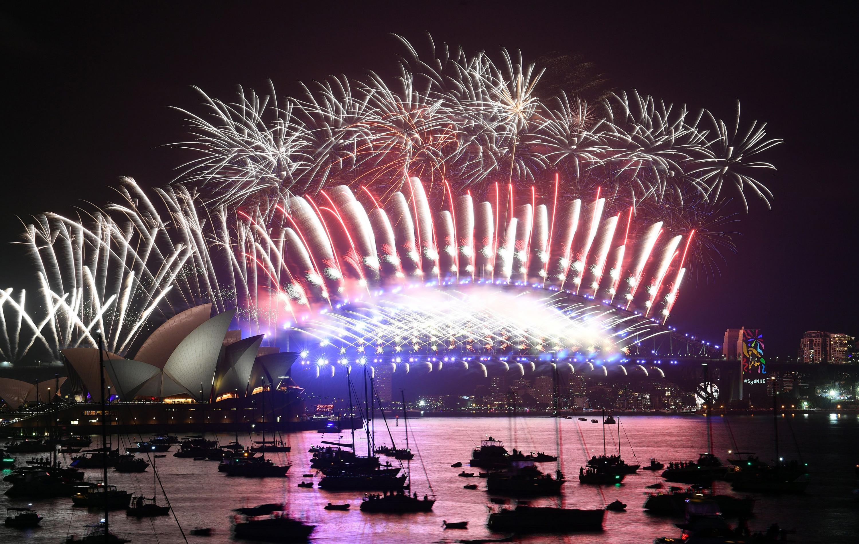 FOTO 1 | La ciudad de Sidney reunió a más de 1.5 millones de espectadores en la costa australiana mientras los fuegos artificiales iluminarán el cielo nocturno. (Foto: AFP)