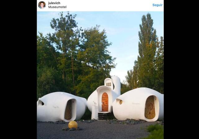 FOTO 4 | Museumotel, Rone L’Étape (Francia). El hotel Museumotel se encuentra en Raon L’Étape, al sur de Francia, relativamente cerca de la frontera con Alemania y también con Suiza. El hotel fue construido en los años 60 por un arquitecto utópico, Pascal Hausermann, con estilo pop art de habitaciones en forma de burbuja color blanco. Puede hospedar entre dos y cinco personas cómodamente.