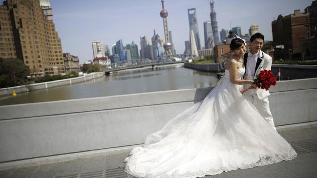 El 2 de febrero está considerado este año como un día de suerte para casarse ya que el “02022020” es capicúa. En la imagen, una pareja de recién casados ​​posa para una sesión en Shanghai, China. (Foto referencial: AP).