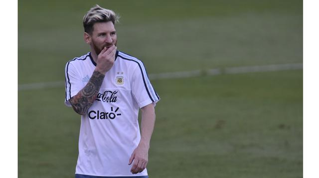 - Lionel Messi, delantero argentino del Barcelona FC: "Mi más sentido pésame para todas las familias, amigos e hinchas del plantel del #Chapecoense. #FuerzaChape"