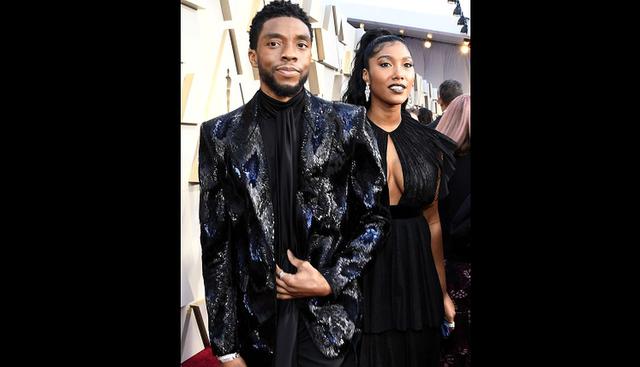 Chadwick Boseman, protagonista de "Black Panther", llegó a la gala con elegante traje de brillos. (Foto: AFP)