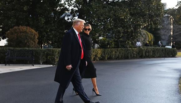 Trump junto a su esposa, Melania, antes de subir al helicóptero presidencial, Marine One, pocas horas antes de la toma de posesión de su sucesor, el demócrata Joe Biden. (Foto: AFP)