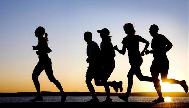 6. Running para grupos y empresas

Se calcula que en México seis millones de personas tienen el hábito de correr, ya sea para mantenerse en forma o para participar en carreras, de acuerdo con Run México. Este mercado es conocedor y exigente. Conquístalos con entrenamientos personalizados para grupos de corredores y a empresas; esto con el fin de promover la integración grupal o como entrenamiento para carreras. Clasifica a los participantes por nivel de condición física (inicial, medio y avanzado) y objetivos. Puedes utilizar las instalaciones de un parque público y convocar a través de redes sociales. Ejemplo de éxito: VG Running  (Foto: Thinkstock)