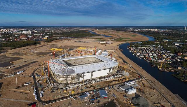 ESTADIO DE KALININGRADO (Kaliningrado). Tiene capacidad para 35,212 personas. Costo: 17.400 millones de rublos (US$ 300 millones) Kaliningrado es la capital de un exclave ruso entre Polonia y Lituania.