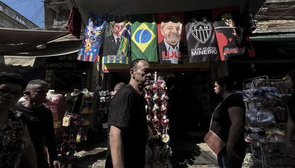 A la izquierda, una toalla estampada con la efigie del exmandatario Luiz Inácio Lula da Silva sobre un fondo rojo; a la derecha, otra con el retrato presidencial de Jair Bolsonaro escoltado por la bandera de Brasil. (Foto: AFP).