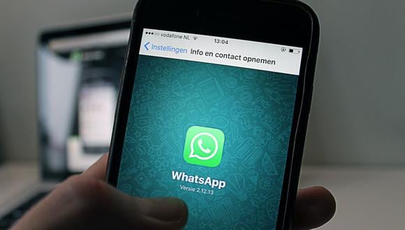 El archivo de manifiesto del cliente de WhatsApp modificado incluye componentes sospechosos (un servicio y un receptor de difusión) que no están presentes en la versión original.
