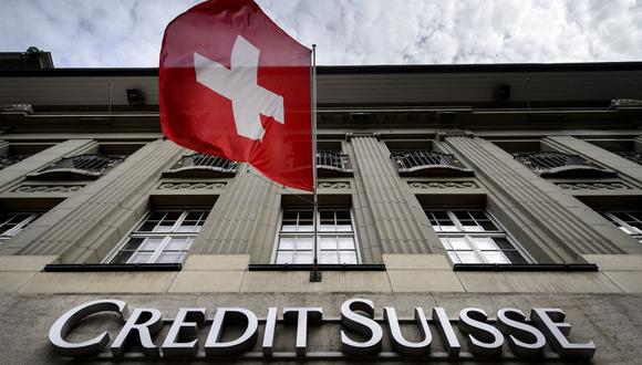 En esta foto de archivo tomada el 8 de mayo de 2014, una bandera suiza ondea sobre un letrero del banco suizo Credit Suisse en Berna el 13 de marzo de 2023 en Berna. (Foto de Fabrice COFFRINI / AFP)