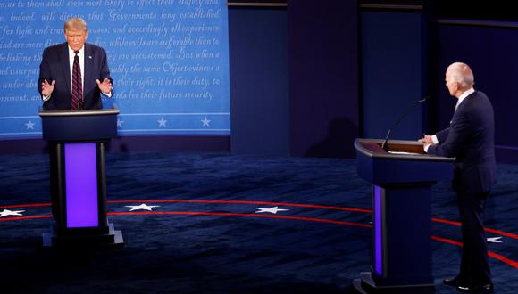 El presidente de los Estados Unidos, Donald Trump, y el candidato presidencial demócrata Joe Biden participan en su primer debate de campaña presidencial de 2020 en Cleveland, Ohio. (REUTERS/Brian Snyder).