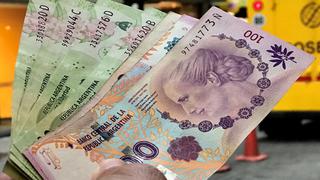 Nadie quiere pesos: colapso de moneda argentina daña negocios 