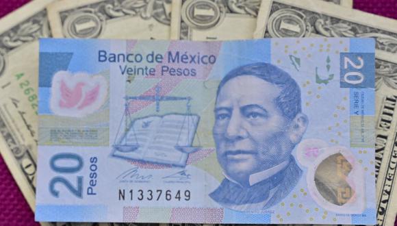 Imagen de un billete de 20 pesos mexicanos que equivale a un dólar estadounidense (19,738800 pesos) en la Ciudad de México, el 2 de junio de 2022 (Foto de Pedro PARDO / AFP)