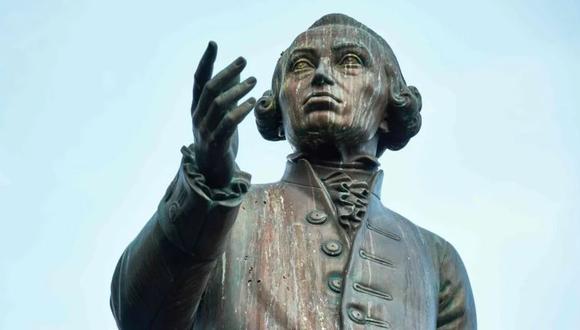 Estatua de Immanuel Kant frente a la Universidad de Kaliningrado. (Foto: difusión)