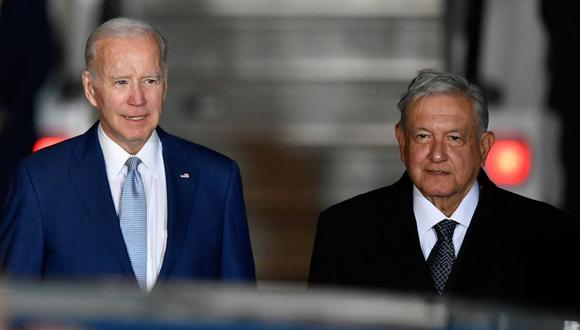 El presidente de Estados Unidos, Joe Biden, es recibido por su homólogo de México, Andrés Manuel López Obrador, al aterrizar en el Aeropuerto Internacional Felipe Ángeles. (CLAUDIO CRUZ / AFP).