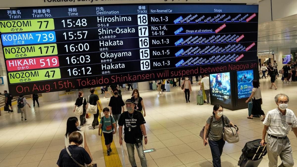 Trains and flights canceled in Japan due to the arrival of a typhoon in the middle of the holiday period