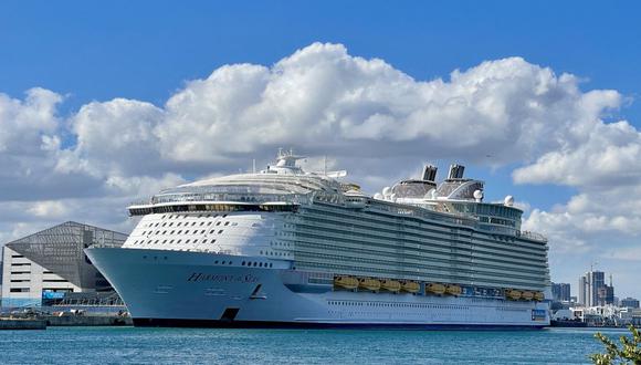 El crucero "The Harmony of the Seas", parte de la flota de Royal Caribbean International, se ve amarrado en un muelle en el puerto de Miami, Florida, el 23 de diciembre de 2020, en medio de la pandemia de Coronavirus. (Foto de Daniel SLIM / AFP)
