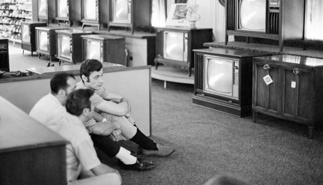 FOTO 3 | La cadena estadounidense de grandes almacenes Sears Holdings se declara en bancarrota tras más de siete años de pérdidas continuadas que han superado los 11.000 millones de dólares (unos 9.500 millones de euros), según hizo público en un comunicado. En la imagen, Edificio de Sears en una calle de Houston (EE UU), el 1 de marzo de 1959. (Foto: AP/ EL PAÍS)