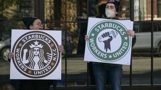 Empleados de Starbucks planean huelga en más de 100 tiendas de EE.UU.