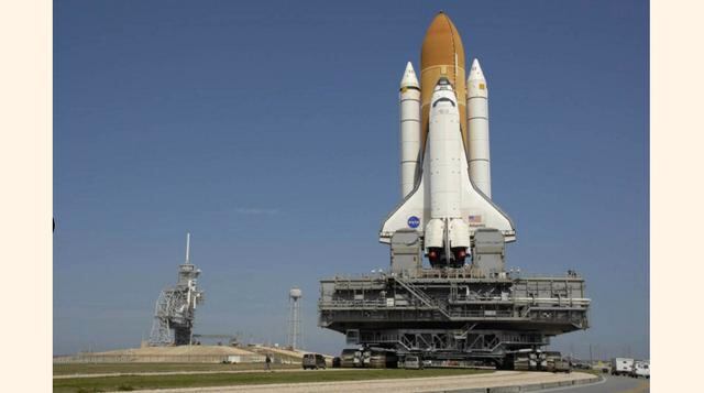 Transporte oruga Primero fue el Saturno V, más tarde el Transbordador Espacial y en un par de años, el SLS. La NASA utiliza un pesado vehículo para mover los cohetes, ya en posición vertical, desde el edificio de ensamblaje en Cabo Kennedy hasta la rampa 