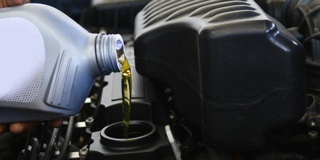 FOTO 11 | Dedícale un tiempo al mantenimiento
Aunque no lo vayas a utilizar durante el confinamiento, es aconsejable que dediques cada cierto tiempo un momento al mantenimiento de tu coche cambiando el aceite o revisando los frenos. (Foto: Getty Images).