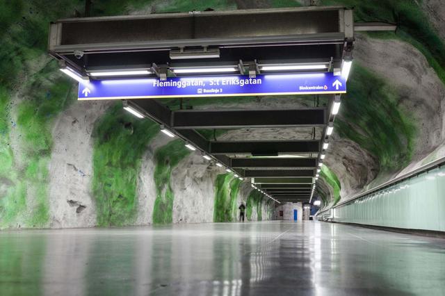 FOTO 19 | ESTACIÓN FRIDHEMSPLAN
Esta estación es una conexión entre la línea azul y verde. Mantiene un aspecto más natural en el que predomina el color verde.