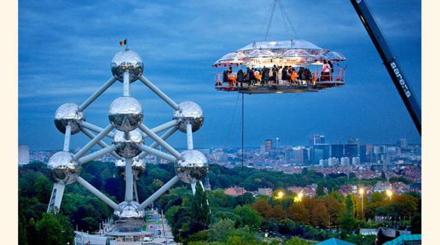 10. Dinner in the Sky, Varias ciudades: Para los aficionados a lo verdaderamente extremo, hace alguno años se creó Dinner in the Sky, que permite elevar hasta las nubes la experiencia culinaria elegida. Son ya más de cuarenta ciudades las que ofrecen este