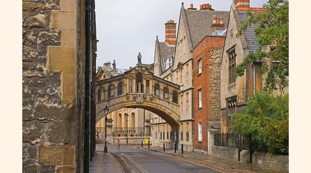 Calle de Hertford Bridge (Oxford, Reino Unido). ¿Qué tendrán los puentecitos que unen edificios que nos vuelven locos? El de Oxford, constatemente comparado con el de Venecia, ejerce una atracción casi magnética en los visitantes de la bella ciudad estudi