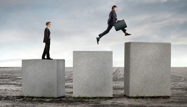 FOTO 4 | No sigas los pasos de otras personas: a veces el éxito de otras personas o la presión familiar y social hace que nos inclinemos a elegir una profesión determinada. Pero si se elige una profesión no deseada, puede llevar a la frustración. Por eso no sigas una carrera porque otro así lo hizo, hacé tu propio camino. (Foto: Freepik)