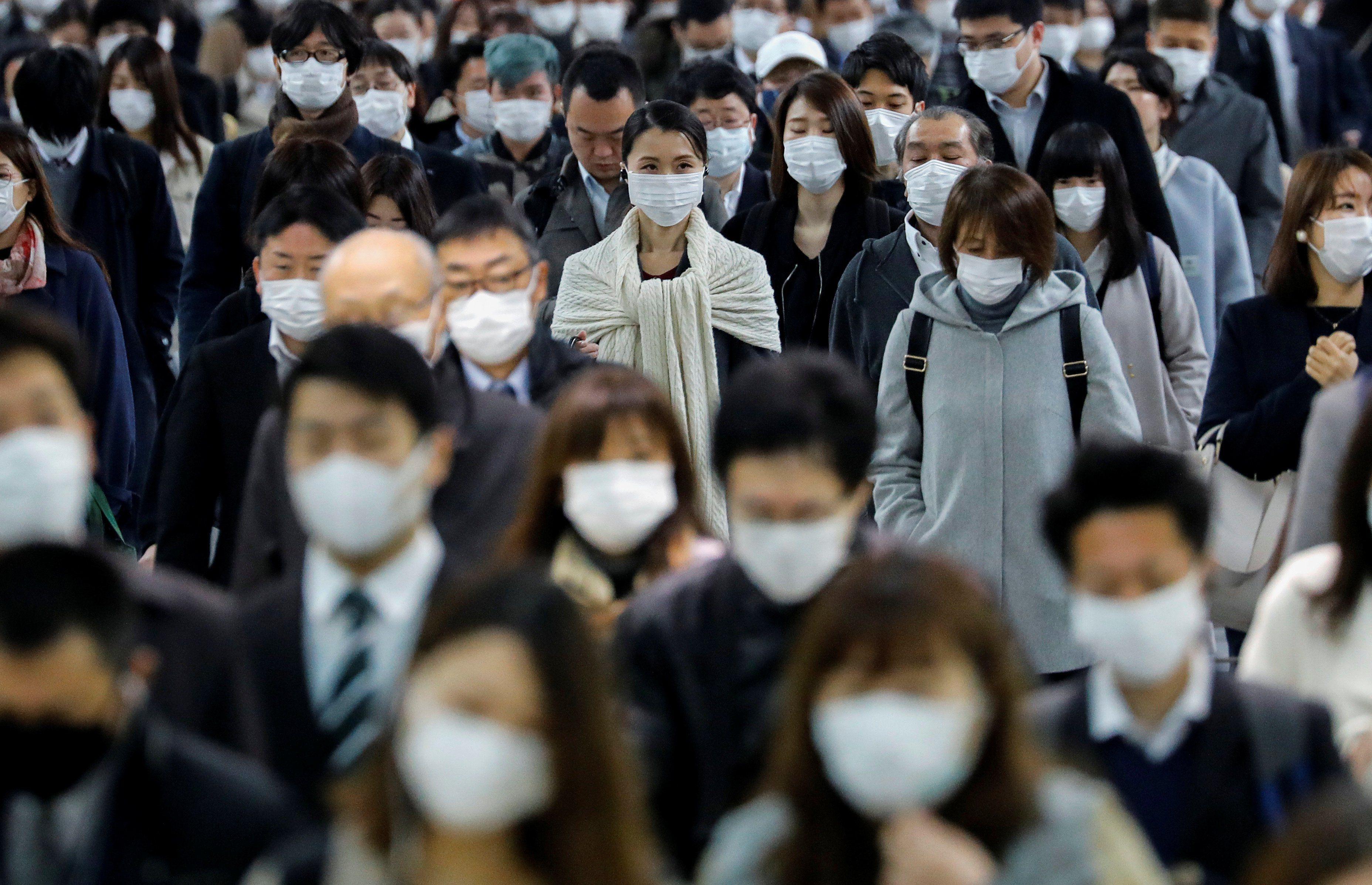 Personas que usan máscaras faciales esperan el transporte en la estación de metro Shinagawa durante la hora pico. (REUTERS / Kim Kyung- Hoon).
