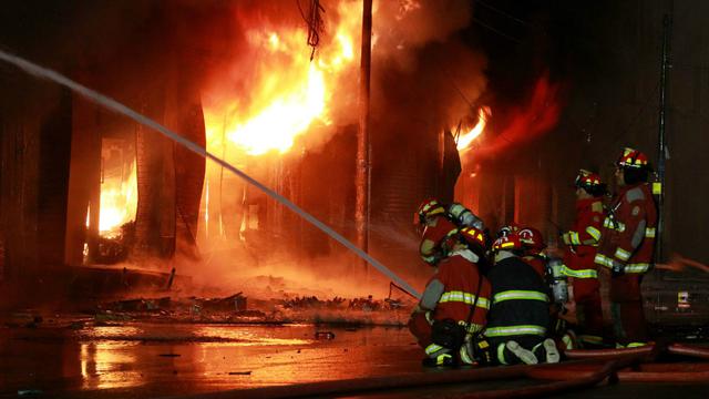 "Hemos podido controlar el incendio. En el momento lo tenemos confinado (controlado), ya no se va expandir más", dijo Campos a la prensa. (Foto: Andina).
