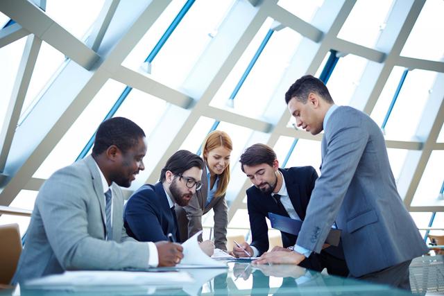 FOTO 2. APROVECHA LOS RECURSOS QUE TIENES. La oficina de Kevin Feige en Disney Company tiene un cuadro enorme con los personajes más importantes de Marvel. Él admite que su sueño siempre fue llevar esa imagen al cine, pero había un problema: no tenían a sus grandes estrellas. Aunque eran conocidos en el mundo de los cómics, los personajes con los que contaban no eran ubicados por quienes iban al cine, por lo que optaron por construir una narrativa sobre el equipo de superhéroes más importante con el que contaban, los Avengers. El enfoque familiar con toques de humor que imprimió Jon Favreau permitió que la gente recibiera bien a Iron Man, Thor, Hulk y el Capitán América para luego juntarlos en una película.