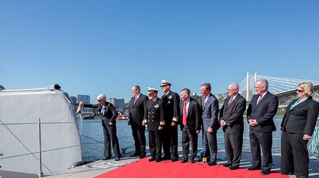 El programa representa una inversión de 120 millones de dólares, pero oficiales de DARPA dicen que el costo de una embarcación será de unos 20 millones de dólares. En la vista, autoridades civiles y militares en la ceremonia de lanzamiento del barco.