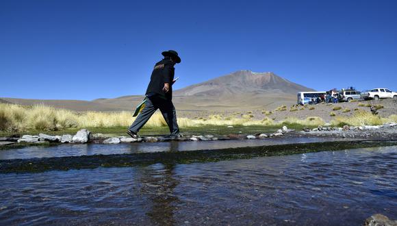 Un indígena aymara camina por los manantiales de Silala, en el departamento de Potosí, suroeste de Bolivia, a 4 km de la frontera con Chile, el 29 de marzo de 2016. (Foto por AIZAR RALDES / AFP)