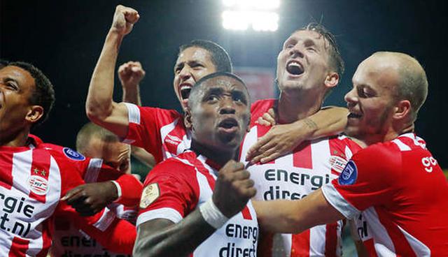 FOTO 28 | PSV Eindhoven es vestido por Umbro.