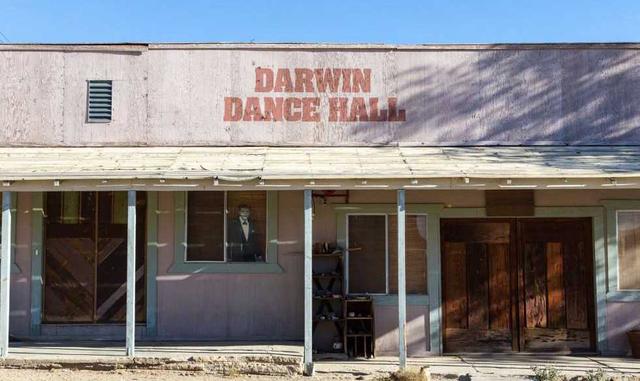 Darwin (California). Como tantas poblaciones estadounidenses de finales del siglo XIX, Darwin, al borde del californiano Valle de la Muerte, debe su existencia a un hallazgo minero, plata en este caso. Pero fue flor de un día: se abandonó cuatro años desp