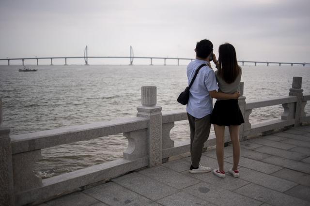 El puente reducirá la distancia entre las tres ciudades de más de 3 horas a unos 30 minutos, lo que facilitará el flujo de pasajeros y turistas por la región. (Foto: AFP)