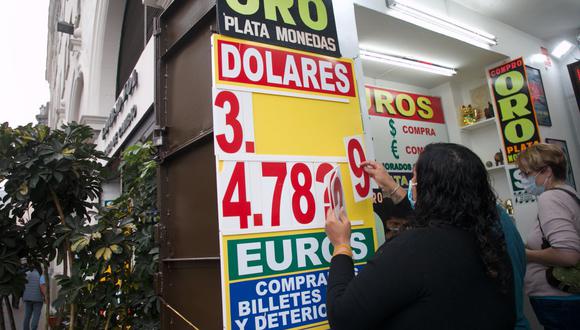 En el mercado paralelo o casas de cambio de Lima, el tipo de cambio se cotiza a S/ 3.890 la compra y S/ 3.945 la venta de cada billete verde. (Foto: Eduardo Cavero / GEC)
